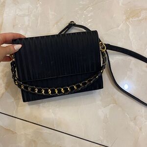 Crossbody purse with chain detail 💕